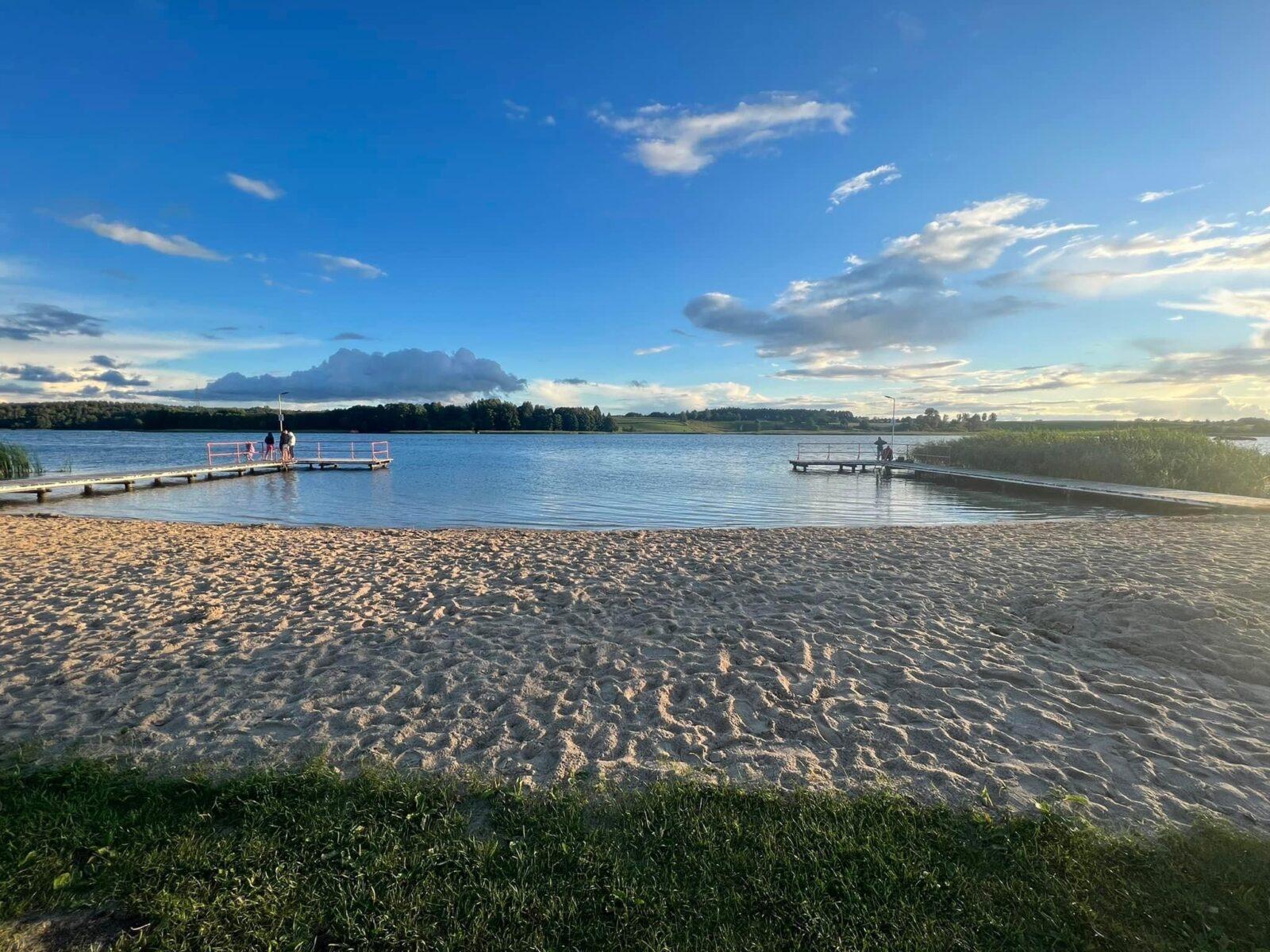 Plaża w Kątnie nad jeziorem Szeląg Wielki